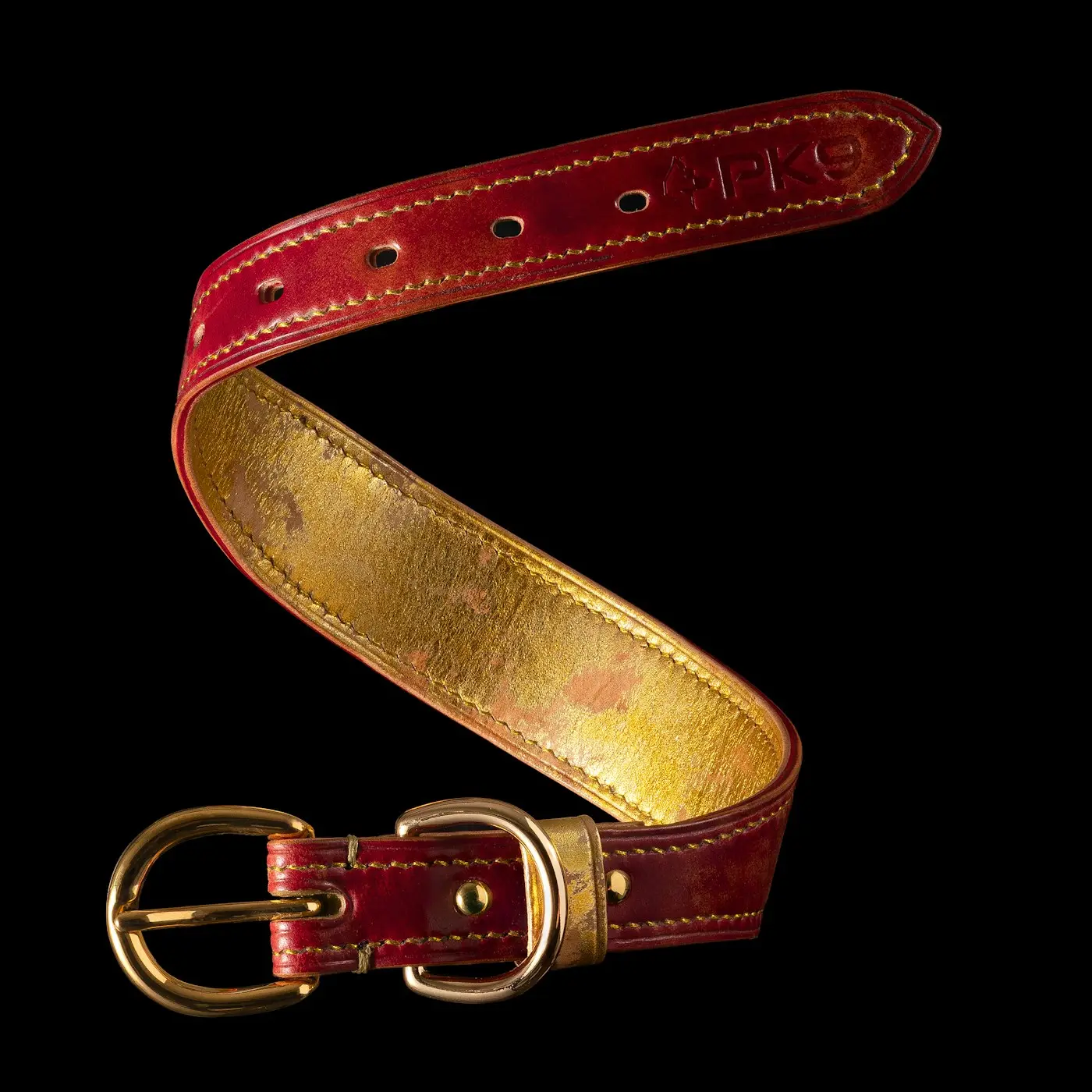 Collar de cuero rojo con hebilla dorada